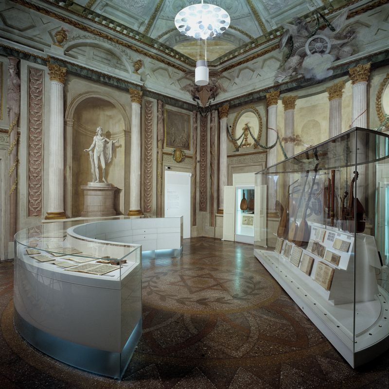 Sala 5: libri per musica e strumenti sec. XVI-XVII (foto Studio Pym Nicoletti/Studio Cesari)